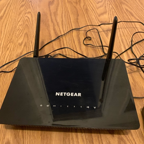 Netgear Wifi Router with Antennas - Picture 1 of 4